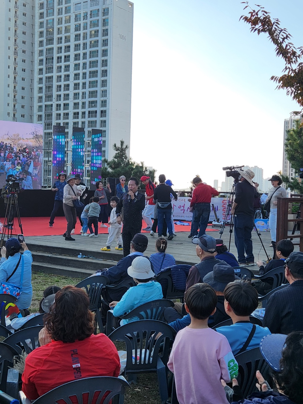 지난 26일 연수구 동춘 1동 봉재산에서 제2회 봉재산 억새꽃 축제가 성황리에 개최됐다